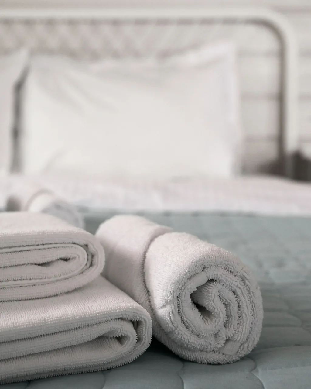 Katlanmış ve rulo yapılmış beyaz banyo havluları